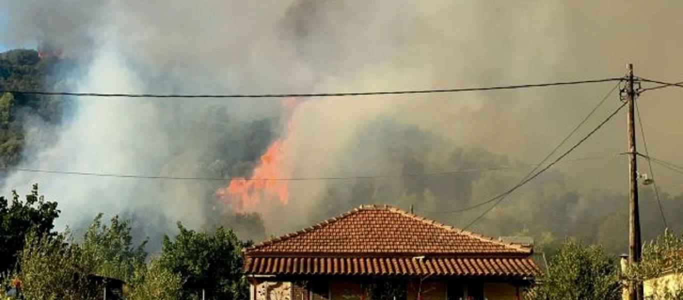Ηλεία: Ήχησαν οι καμπάνες στη Δάφνη - Εκκενώθηκε το χωριό (βίντεο)